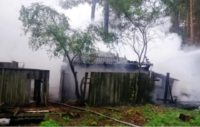 Машины горят и горят. Пожар в деревне Лесная Барановичского района